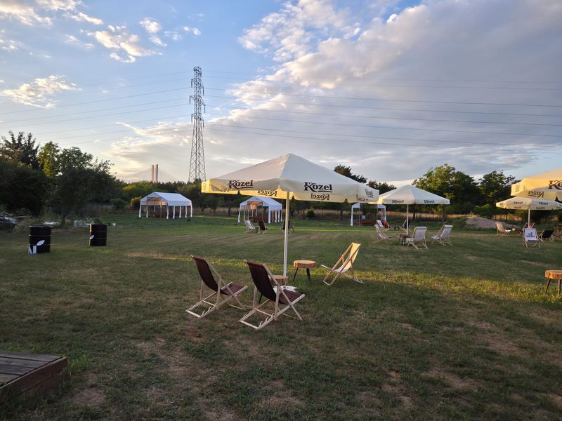 Leżaki i parasole na trawie w strefie chillout