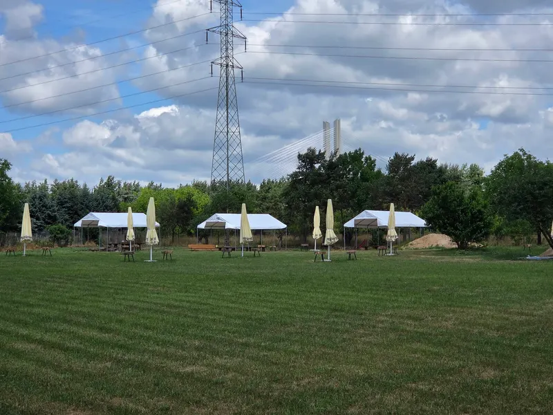 Teren Rancza Kozanów z namiotami i miejscami do siedzenia
